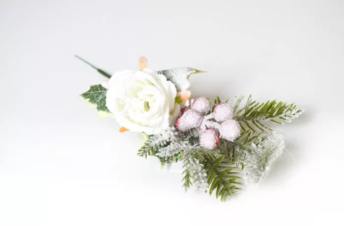 Vianočná zasnežená biela ruža s vetvičkou 25cm