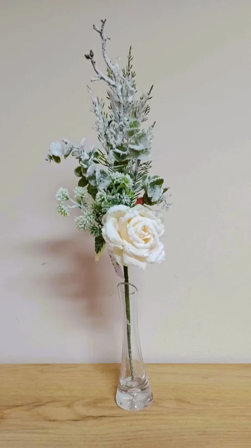 Biela ruža zasnežená s eukalyptom 50cm